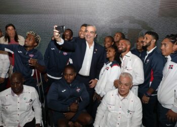 Presidente Abinader entrega la Bandera Nacional y despide una representación de 57 atletas dominicanos rumbo a las Olimpiadas de París 2024