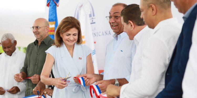 Raquel Peña inaugura obras en Monseñor Nouel y Espaillat para mejorar vías y servicio eléctrico