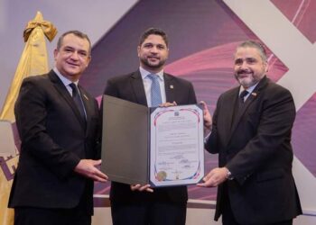 Gustavo Lara Salazar recibe certificado de elección como senador de San Cristóbal