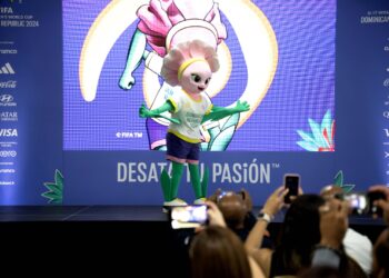 Santiago recibe por lo alto a Taní, la mascota del Mundial Femenino Sub-17