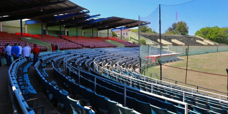 Abinader emite decreto 395-24 que designa a los miembros del Comité de Administración y Cuidado del Estadio José Briceño