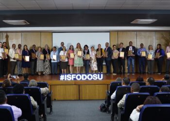 Ministerio de Educación reconoce docentes del área de Ciencias Sociales que enseñan en centros públicos y privados