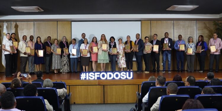 Ministerio de Educación reconoce docentes del área de Ciencias Sociales que enseñan en centros públicos y privados