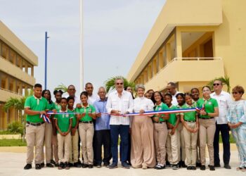 Presidente Luis Abinader inaugura centro educativo en San Pedro de Macorís