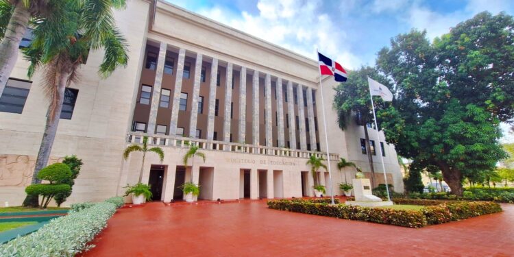 Minerd crea programa para capacitación permanente del liderazgo y la gestión educativa