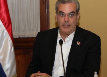 Presidente Abinader al llegar de Panamá, se reúne con organismos de socorro ante paso huracán Beryl