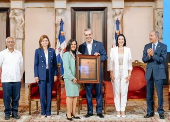 Gobierno dominicano entrega Premioa la Excelencia Magisterial 2024