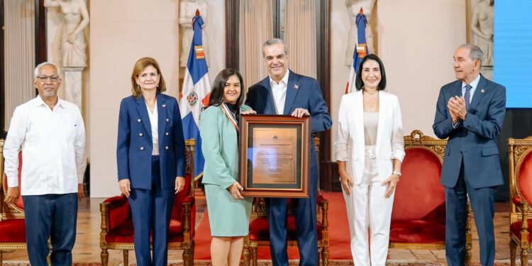 Gobierno dominicano entrega Premioa la Excelencia Magisterial 2024