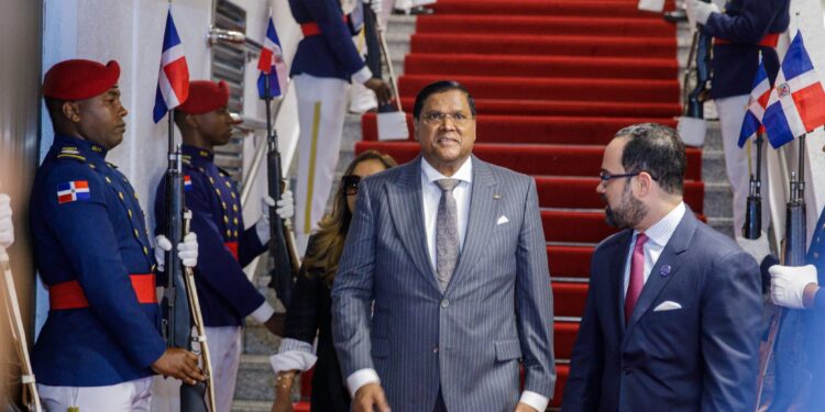 Arriba al país presidente de Suriname Chandrikapersad Santokhi para asistir a juramentación de segundo mandato de Luis Abinader