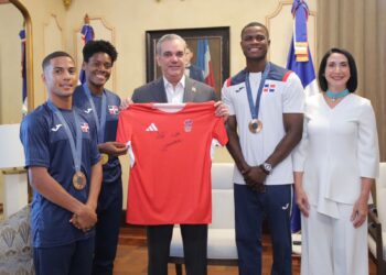 Presidente Abinader recibe en Palacio Nacional a medallistas olímpicos Marileidy Paulino, Yunior Alcántara y Cristian Pinales