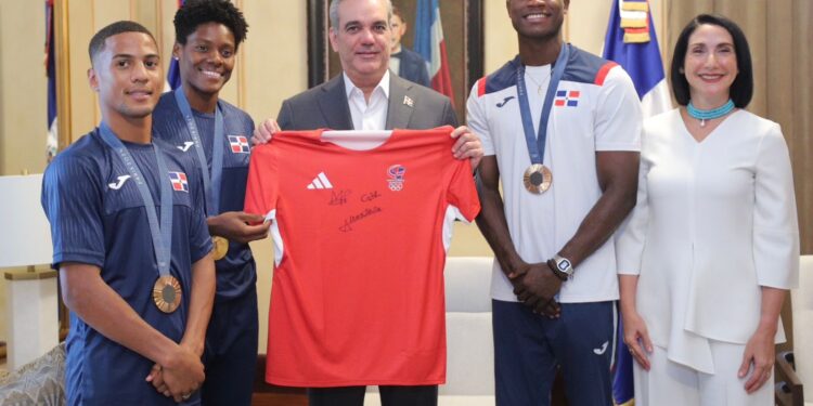 Presidente Abinader recibe en Palacio Nacional a medallistas olímpicos Marileidy Paulino, Yunior Alcántara y Cristian Pinales
