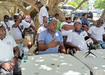 TRABAJADORES PLAYEROS DE BOCA CHICA DENUNCIAN SUPUESTAS AMENAZAS DEL ALCALDE RAMÓN CANDELARIA