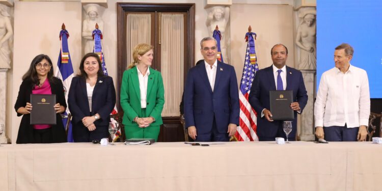 Banreservas y DFC anuncian US$84 millones para mujeres, préstamos verdes y pequeñas empresas