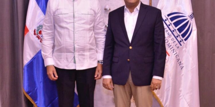 Kelvin Cruz recibe al contralmirante Muñoz Monción