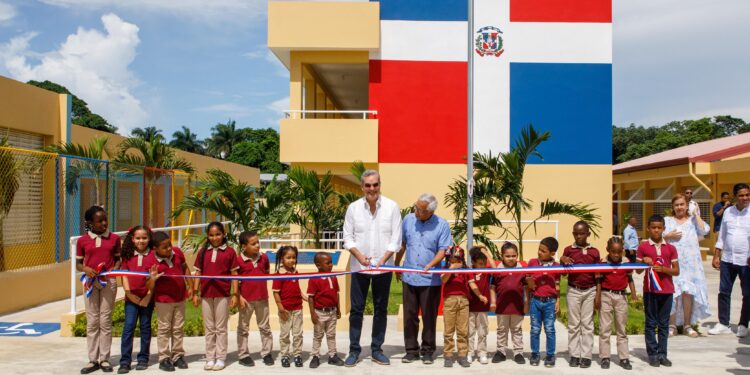 Abinader inaugura Escuela Básica y Multiuso en La Vega; también visitó Expo-Vega Real 2024 y Laboratorio Biovega
