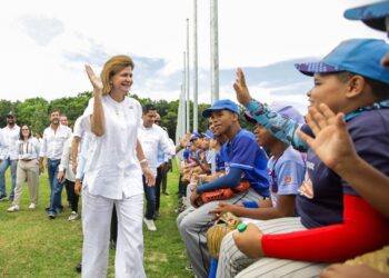 Raquel Peña reafirma el respaldo del gobierno al Mundial Femenino Juvenil Sub-17 durante supervisión en Santiago