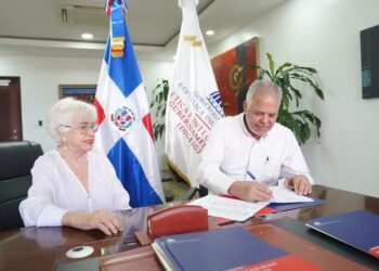 Salazar firma carta compromiso 2024 de la DIGEIG