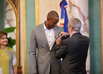 Presidente Abinader condecora con la Orden del Mérito de Duarte, Sánchez y Mella en el Grado de Caballero al destacado baloncestista dominicano Al Horford