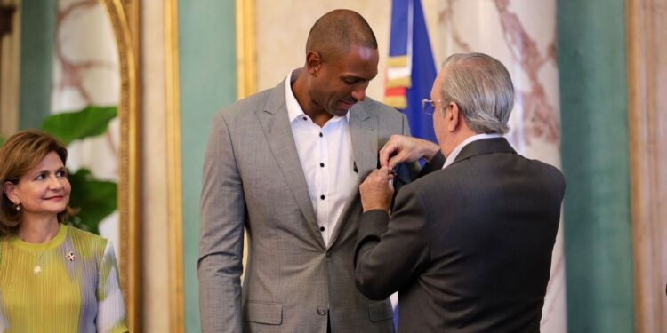 Presidente Abinader condecora con la Orden del Mérito de Duarte, Sánchez y Mella en el Grado de Caballero al destacado baloncestista dominicano Al Horford