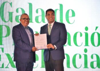 Ministro Kelvin Cruz entrega recursos para remozar la oficina de la ACD