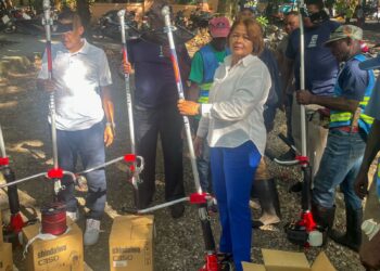 Ayuntamiento SC equipa con máquinas cortadoras grama departamento Medio Ambiente