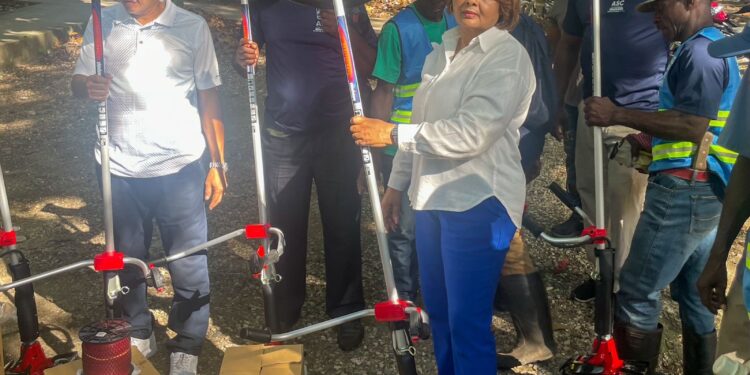 Ayuntamiento SC equipa con máquinas cortadoras grama departamento Medio Ambiente