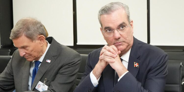 Abinader conversa con Foro Económico Mundial; RD es elegida para implementar plataforma contra desechos plásticos