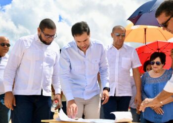 Roberto Ángel supervisa construcción proyecto habitacional comunitario en Villa Guerrero, El Seibo
