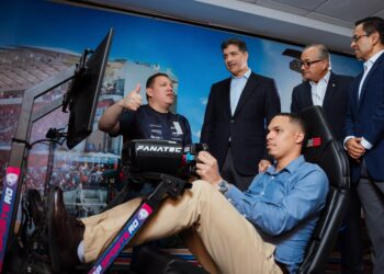 Empleados del Banco Popular disfrutan la experiencia de Fórmula 1 con el simulador de Oracle Red Bull Racing