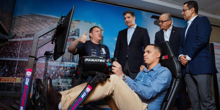 Empleados del Banco Popular disfrutan la experiencia de Fórmula 1 con el simulador de Oracle Red Bull Racing