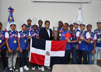 Kelvin Cruz recibe campeones de la Serie Mundial Cal Ripken