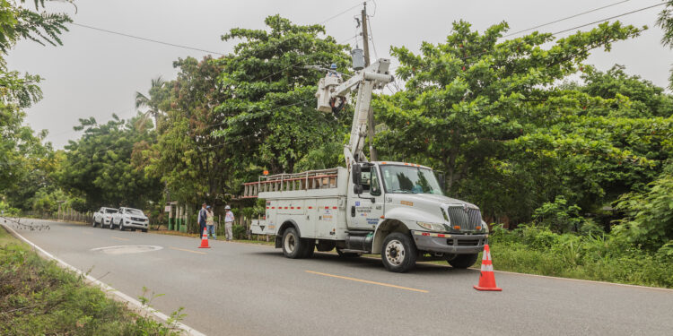 Edesur Dominicana trabaja para poner de nuevo en línea circuito que salió de servicio por sobrecarga en Haina