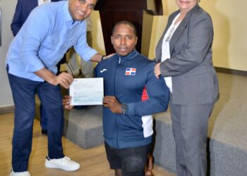 Ministro de Deportes, Kelvin Cruz, entrega incentivos y felicita a los atletas paralímpicos