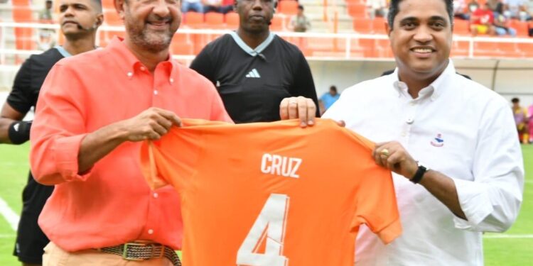 Ministro de Deportes, Kelvin Cruz, felicita al Cibao Fútbol Club por su quinto título en la LDF