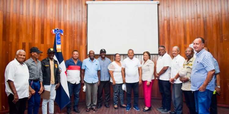 Nelson De La Rosa se reúne con alcaldes pedáneos para abordar soluciones a problemáticas locales