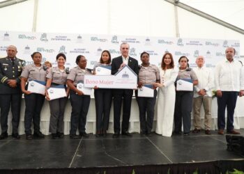 Presidente Abinader entrega 250 apartamentos a miembros de la Policía Nacional en Los Alcarrizos