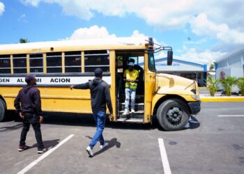 Avanza operativo de Migración para cumplir con la meta de deportar 10 mil extranjeros irregulares por semana .