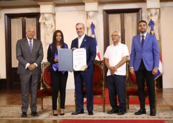 Presidente Abinader entrega Galardón Diploma de Máxima Excelencia a 150 estudiantes de las 18 regionales de educación del país