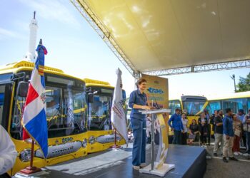 Raquel Peña activa primeras 41 rutas del Transporte Estudiantil para Santiago