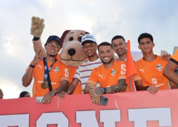 ¡Cibao FC Celebra a lo Grande con Desfile Triunfal y Baile en el Monumento!