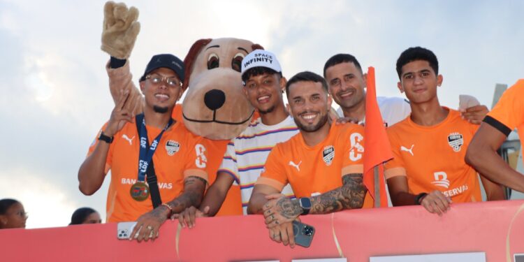 ¡Cibao FC Celebra a lo Grande con Desfile Triunfal y Baile en el Monumento!