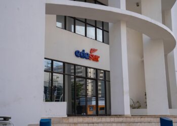 La empresa distribuidora de electricidad pide la cooperación de la comunidad Semana Santa en Yaguate, para que regularicen su situación