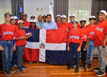 Ministro Kelvin Cruz entrega Bandera Nacional a la selección béisbol U12