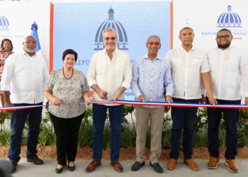Abinader inaugura liceo, carretera, así como un muelle turístico y pesquero en Miches; también escuela básica en SPM