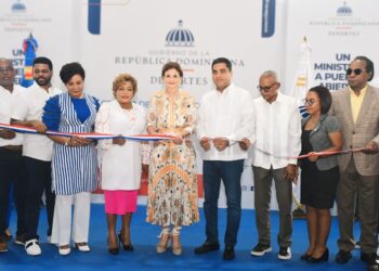 Vicepresidenta y ministro de Deportes entregan centro deportivo en Boca Chica