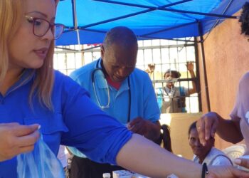 Karen Serrata lidera exitoso operativo médico en Pueblo Nuevo, Los Alcarrizos