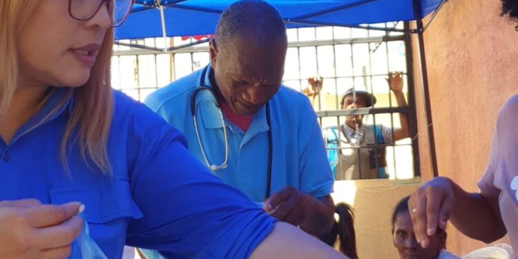 Karen Serrata lidera exitoso operativo médico en Pueblo Nuevo, Los Alcarrizos