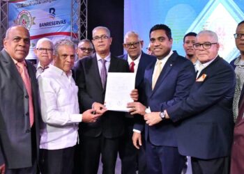 Ministro de Deportes, Kelvin Cruz, aporta dos millones de pesos para remodelar casa club de la ACDS