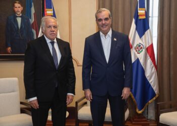 Abinader recibe en el Palacio Nacional al secretario general de la Organización de los Estados Americanos (OEA), Luis Almagro