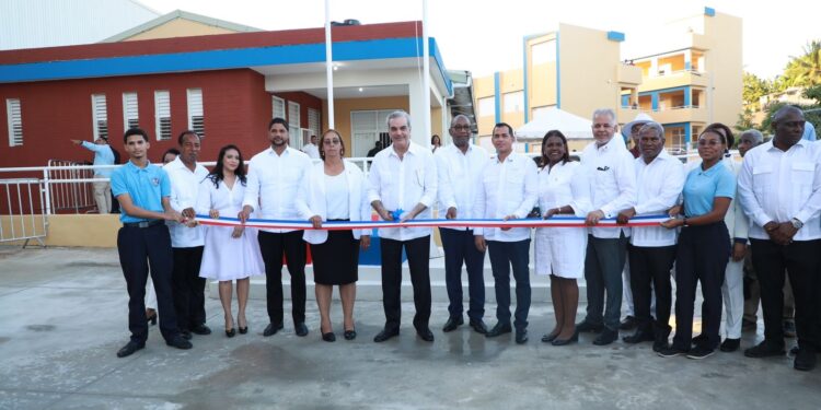 Presidente Abinader inaugura un Liceo Experimental, un Salón Multiuso de la UASD y un CAIPI, en San Cristóbal